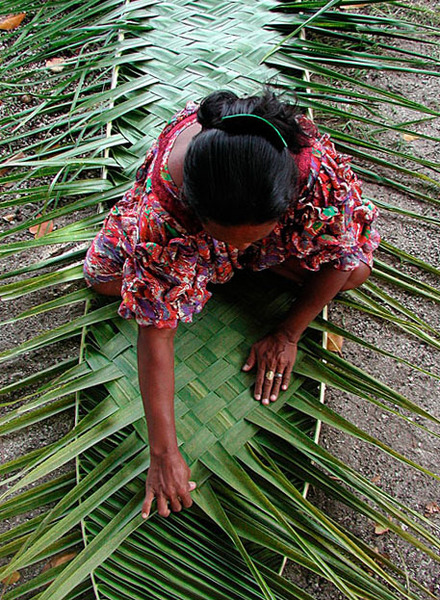 Henrietta weaving, Kwajalein, RMI, © Sue Rosoff, all rights reserved