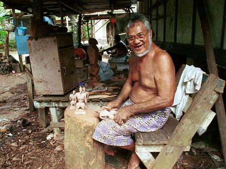 Wood carver Manasa Tom, with Nukuoro statues in Porakied, the Kapingamarangi village on Pohnpei, Federated States of Micronesia, © Sue Rosoff, All Rights Reserved